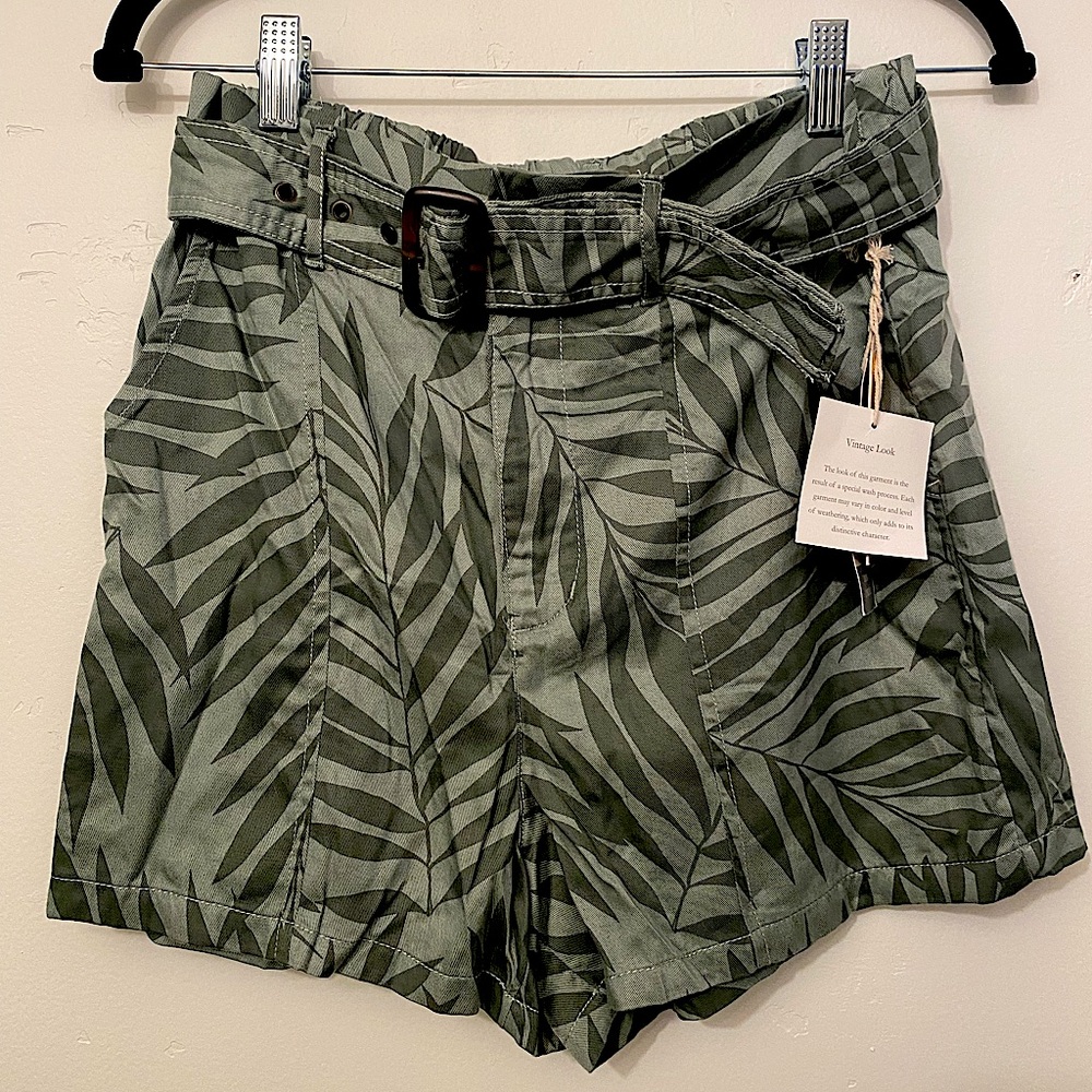 NWT C&C California Size Med 100% lyocell Shorts Green Leaf cottage core pocket